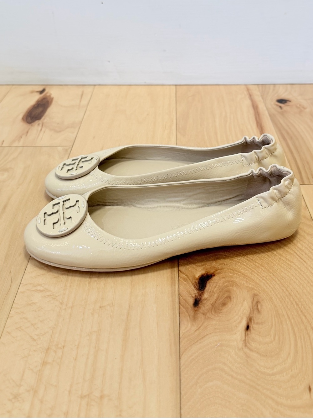 Tory Burch Women’s Minnie Travel Patent Leather Ballet Flat - Picture 2 of 8